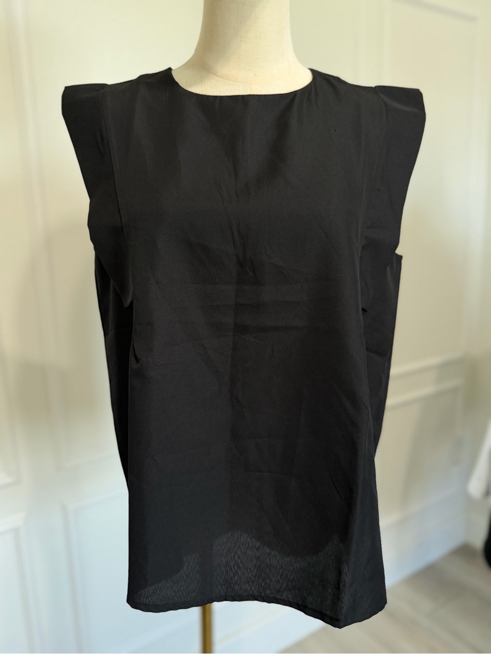 Women's Black Sleeveless Round-Neck Shell Top